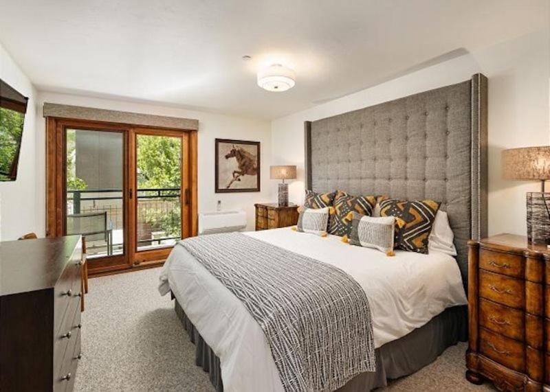 Apartment 3 Bedroom Premier Vacation In Heart Of Downtown - Walk To Gondola! *